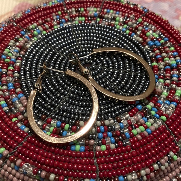 MOTHER OF PEARL DYED DISCS ON A LONG SILVER TONE CHAIN WITH PIERCED EARRINGS - Picture 3 of 15